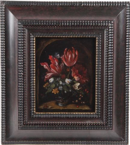 19世纪荷兰画派。
《置于檐壁上的花瓶插花》
铜板油画。
20 × 16 厘米。
17世纪荷兰风格凹