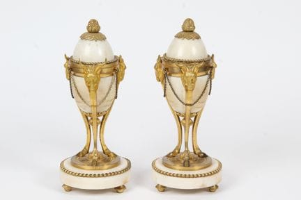 PAIRE DE CASSOLETTES DE STYLE LOUIS XVI en bronze 