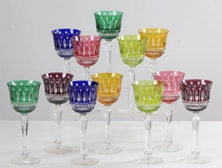 两只琢面水晶酒杯。 
H.21 厘米。直径 8.5 厘米。
(一个杯子有缺口）