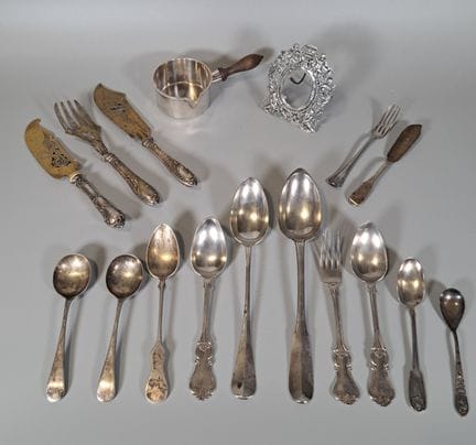 ENSEMBLE EN ARGENT comprenant :
- 1 couteau à pois