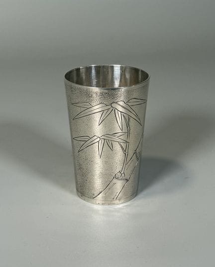 MAISON YOK SANG
Timbale en argent martelé et cisel