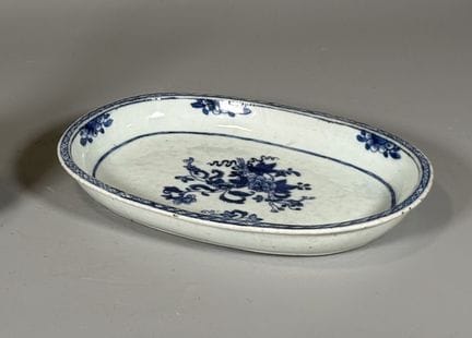 CHINE
Plat ovale en faïence bleu blanc à décor flo