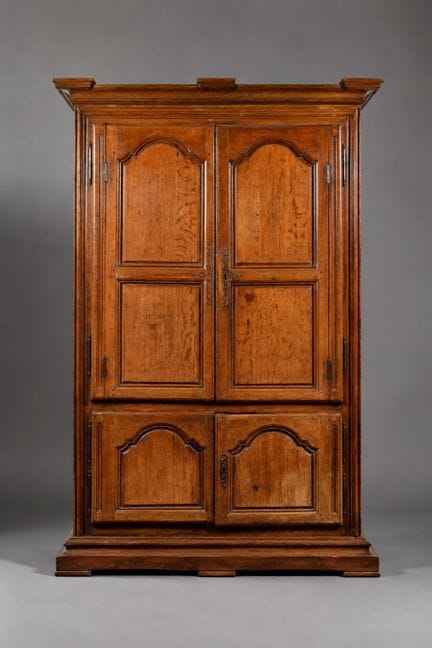 MEUBLE DE BOISERIE à deux corps en chêne, la parti