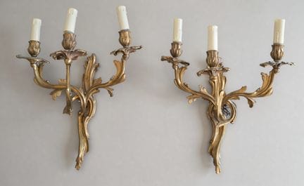 PAIRE D’APPLIQUES en bronze doré à trois bras de l