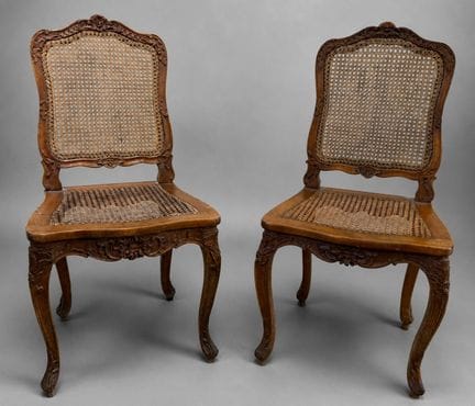 PAIRE DE CHAISES cannées en bois naturel, mouluré 