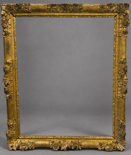 CADRE rectangulaire en chêne sculpté, mouluré, dor