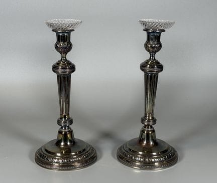 PAIRE DE FLAMBEAUX en argent à fût cannelé sur une