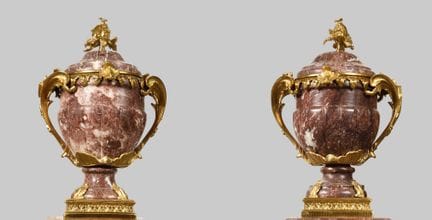 PAIRE DE GRANDS VASES COUVERTS en marbre brèche et