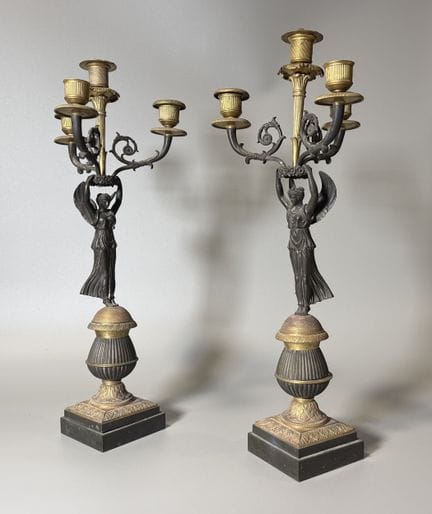 PAIRE DE CANDELABRES en bronze à double patine  à 