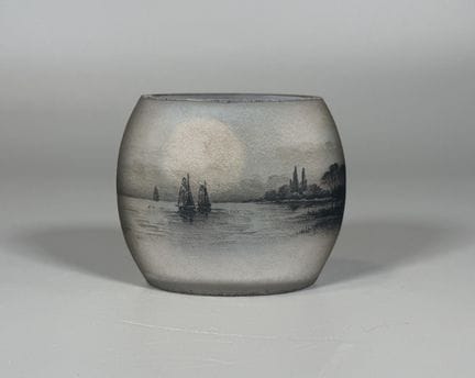DAUM NANCY
Vase navette en verre givré décoré d'un