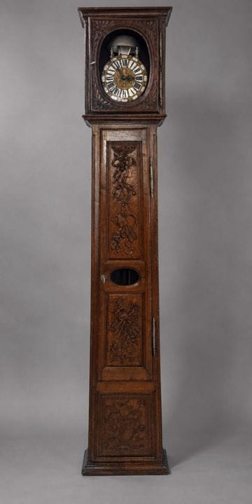 HORLOGE DE PARQUET en chêne mouluré et sculpté à d