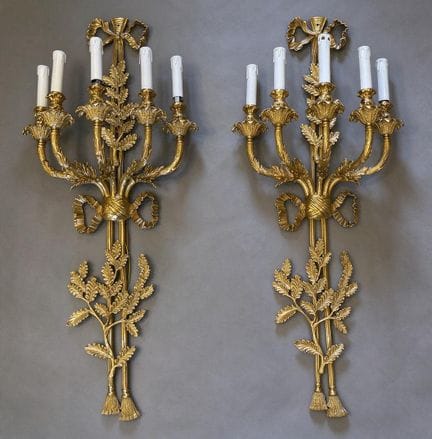 PAIRE D'APPLIQUES à cinq bras de lumière en bronze