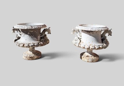PAIRE DE VASES en fonte relaquée blanc à prises gr
