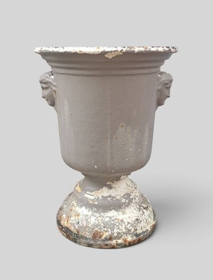 DEUX GRANDS VASES MEDICIS en fonte relaqué gris.
H