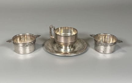 TASSE ET SA SOUS-TASSE en argent 925° à décor d'un