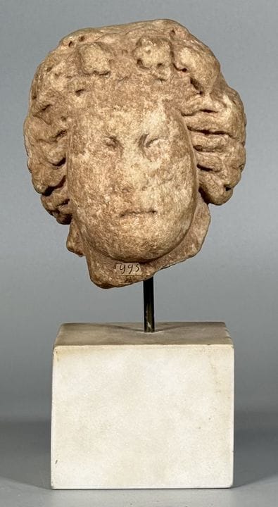 TETE en marbre sculpté. Visage ovale à la bouche e