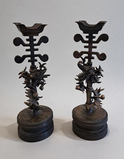 CHINE OU VIETMAN
Paire de candélabres en bronze fa