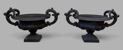PAIRE DE VASES sur piédouche en fonte, la panse go