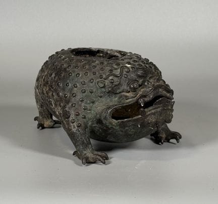 CHINE
Brûle-parfum en bronze représentant le crapa