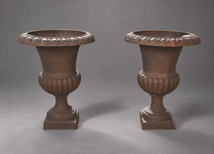 GRANDE PAIRE DE VASES Médicis en fonte.
XXe siècle