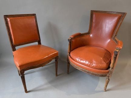 BERGERE en bois naturel mouluré, les accotoirs à m