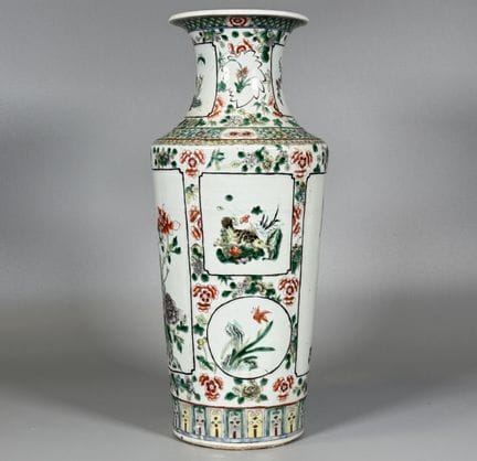 CHINE
Vase rouleau à col rétréci en porcelaine dan