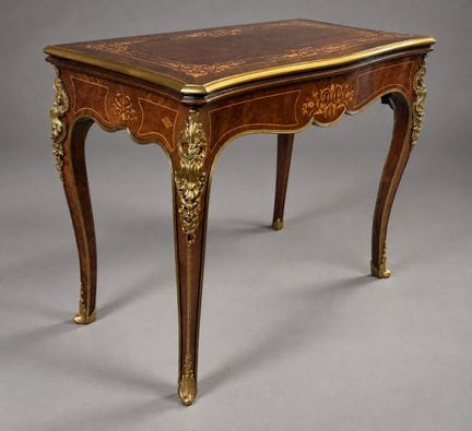 TABLE A JEU en bois de placage et marqueterie de c