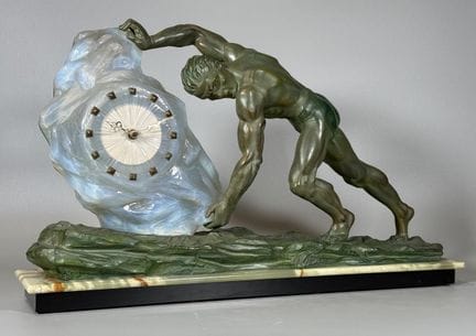 Max LE VERRIER (1891-1973) d'après
Pendule en régu