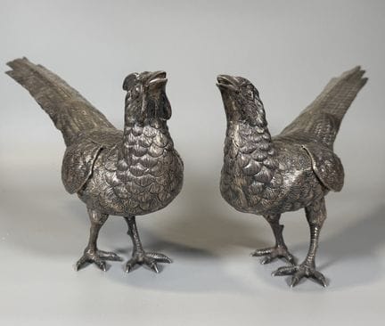 COUPLE DE FAISANS en argent ciselé au naturel.
Poi