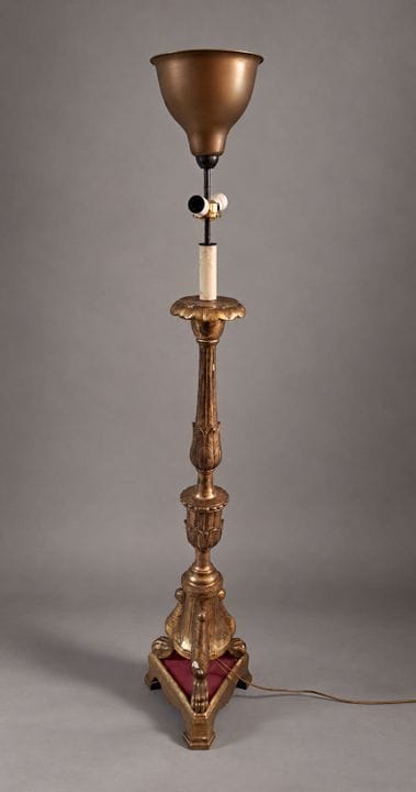 TORCHERE en bois doré et sculpté à décor de feuill