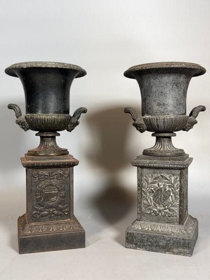 PAIRE DE CASSOLETTES en fonte en forme de vases Mé