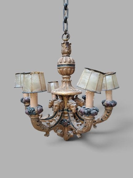 LUSTRE en bois doré, mouluré et sculpté de feuilla