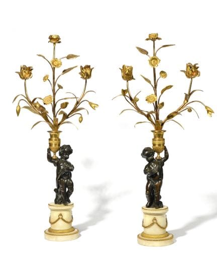COPPIA DI CANDELABRI con figure di bambini in bron