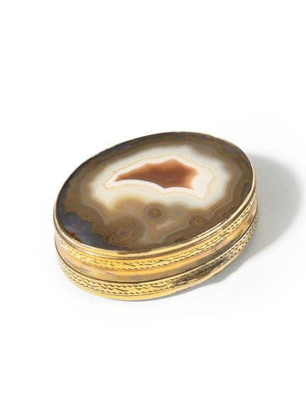 Oval-shaped agate and pomponne fly box with a smal