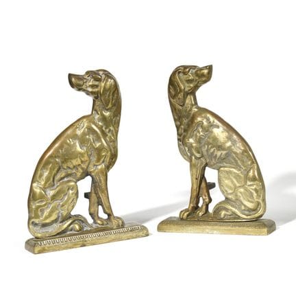 COPPIA DI ALZACAMINI CON CANI 
In bronzo dorato, c