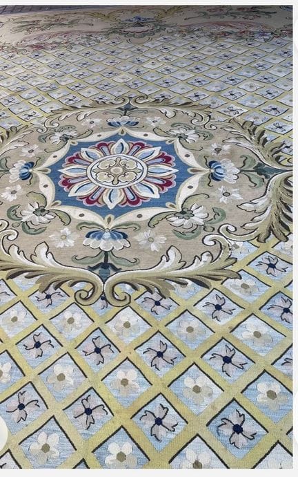 IMPORTANTE TAPPETO DI AUBUSSON, 
Con fili di lana 