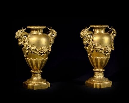 COPPIA DI GRANDI VASI ORNAMENTALI
In bronzo dorato