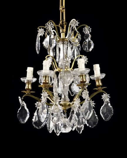 LAMPADARIO
In bronzo dorato e cristallo, a sei bra