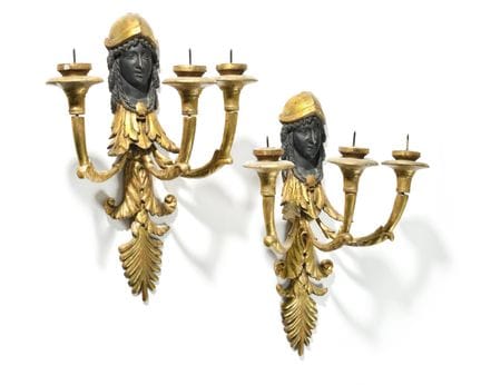 COPPIA DI APPLIQUE in legno dorato e patinato, a t