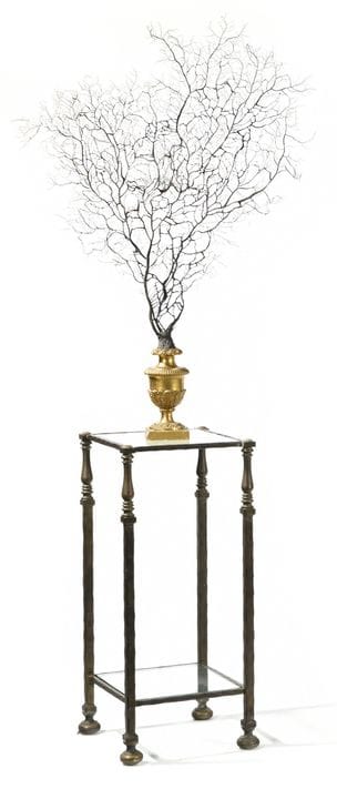 SEDUTA 
In bronzo patinato, di forma quadrata, con