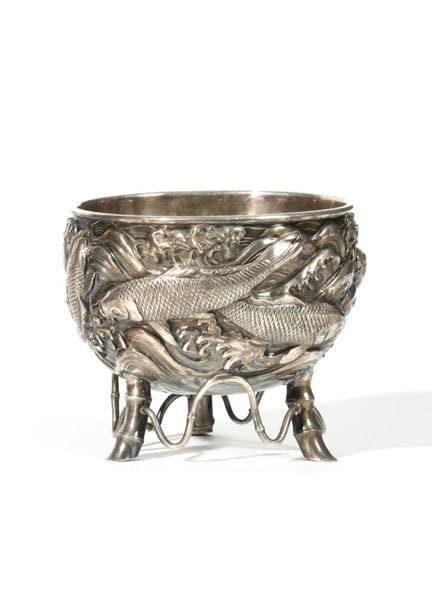 JAPAN, Meiji Period
Silver bowl decorated with fis
