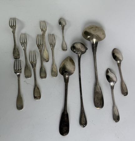SIX SILVER DESSERT FORKS, “filets” style.  
Silver