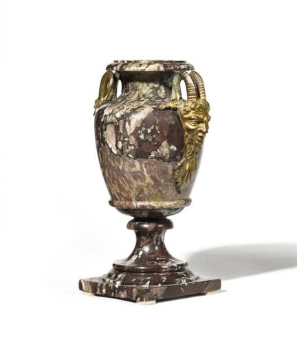 VASO ovoidale in marmo breccia decorato con masche