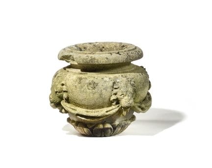 VASO in pietra scolpita con decorazioni a fogliame