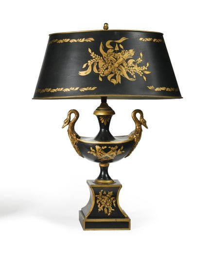 LAMPADA
In metallo laccato e dorato, che riprende 