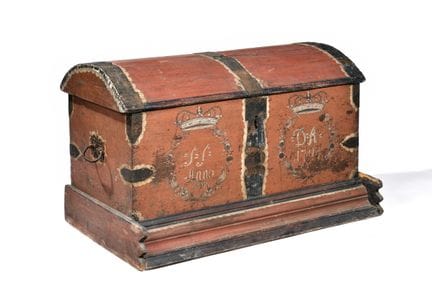 IMPORTANTE BAULETTO NUZIALE in legno modanato e la
