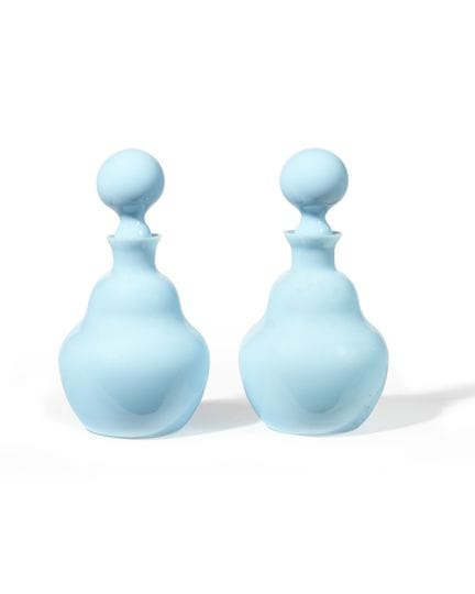 COPPIA DI FLACONI con tappi in opalina blu. 
Altez