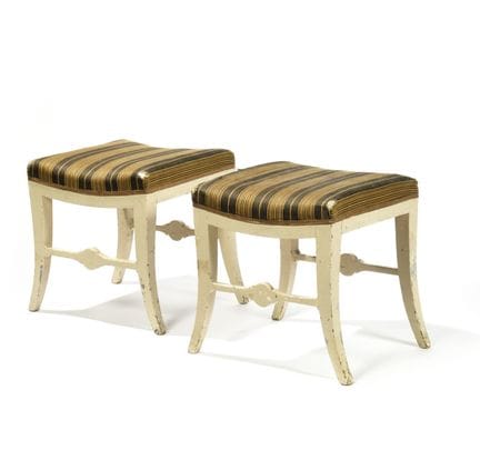 COPPIA DI SGABELLI in legno laccato, con gambe a s