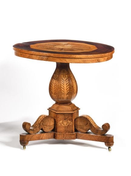 TAVOLINO, 
In legno impiallacciato con decorazioni