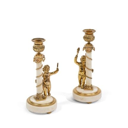 COPPIA DI TORCE CON PUTTI 
In marmo bianco e bronz